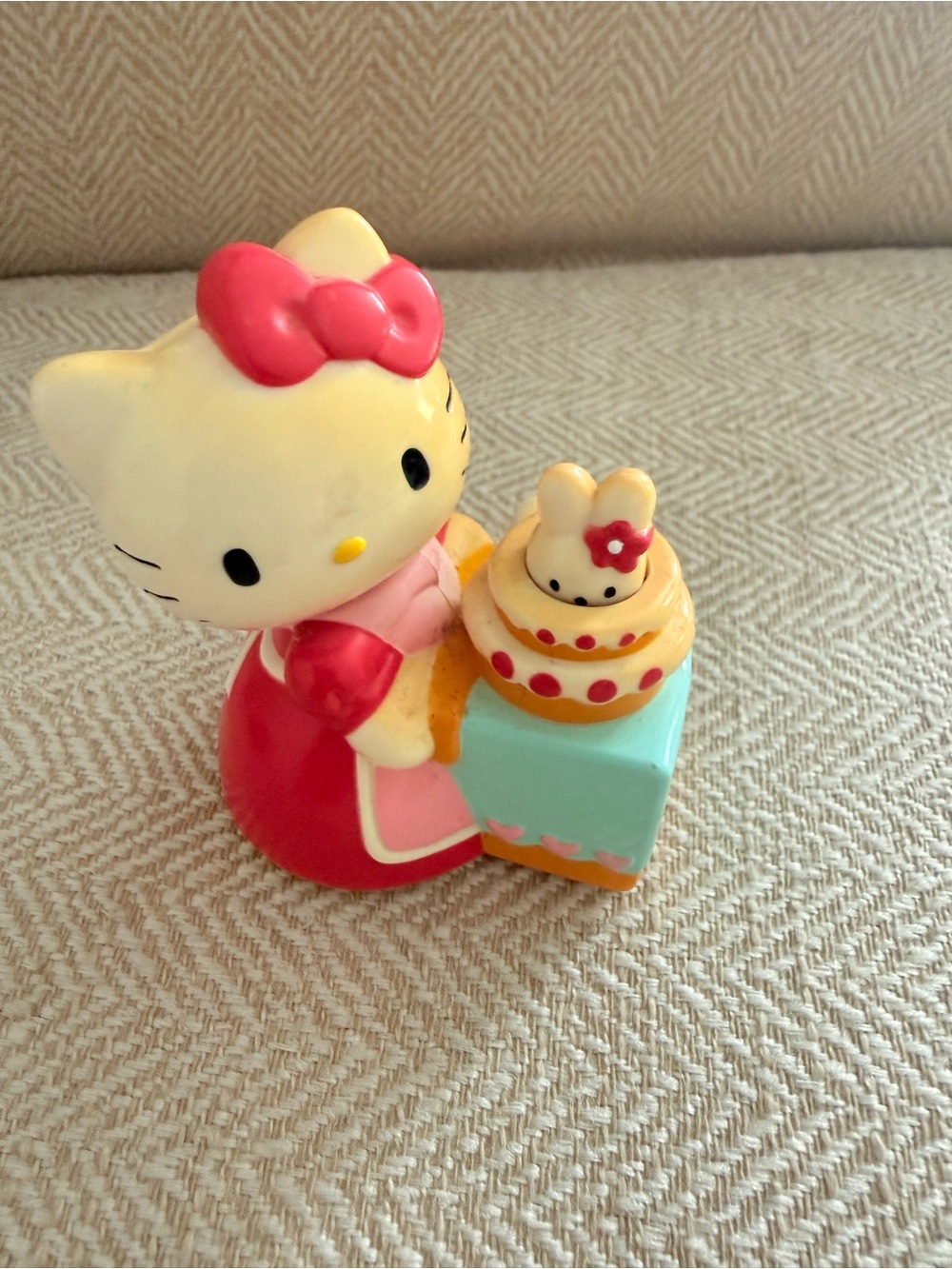 Toybox  Sanrio Hello Kitty working wind up figurine-cake